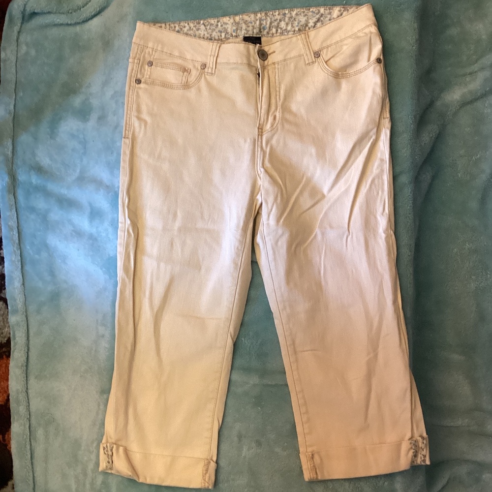 Women’s Faded Glory Capris Capri size 10 Yellow